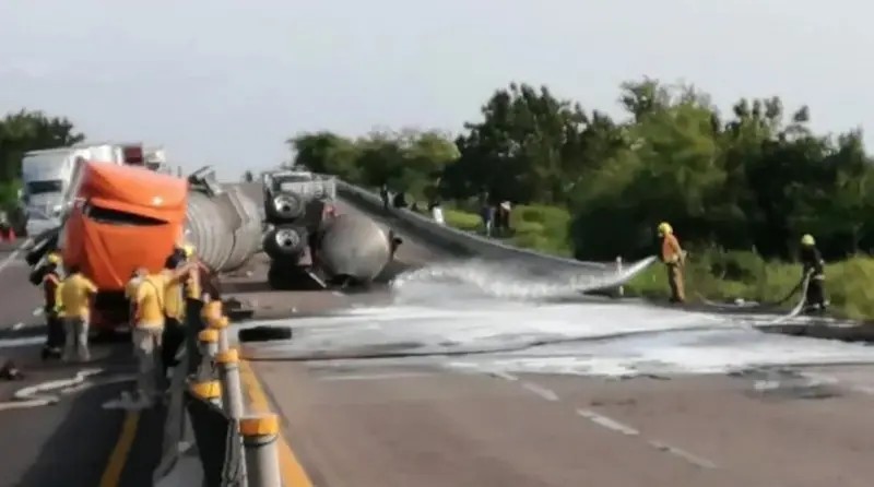 Sinaloa. Retiran tráiler siniestrado sobre carretera en Elota