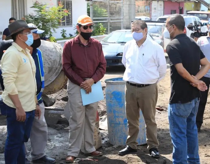 Tepic. Supervisa Castellón avance de obra del colector en la colonia Acayapan