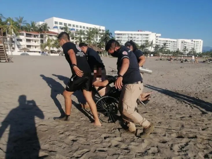 Nuevo Vallarta. Guardavidas salvan a dos turistas en playa Fibba