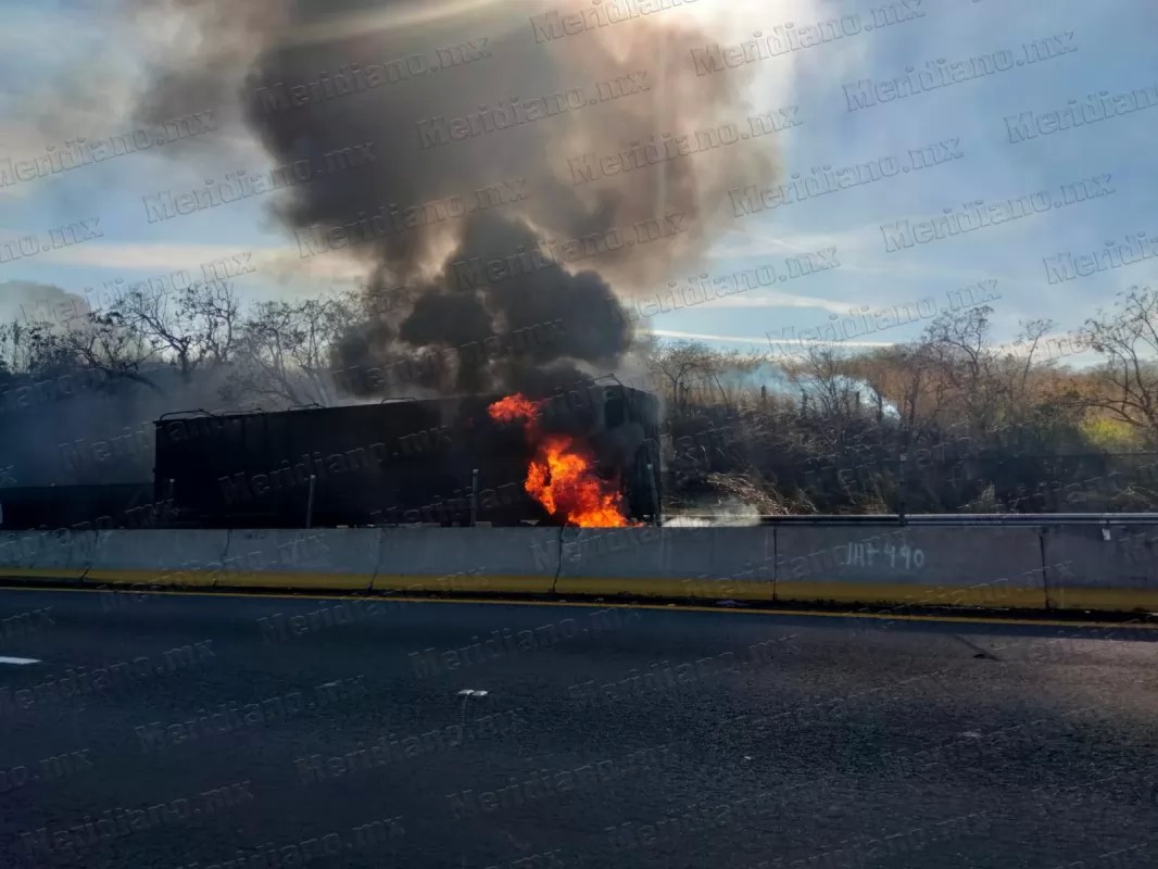 Muere trailero calcinado