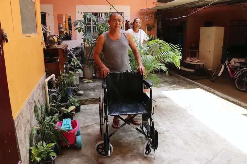 Entrega DIF Vallarta Sillas de Ruedas a Adultos Mayores