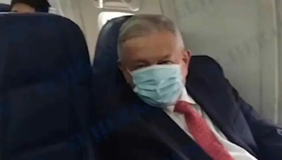 AMLO toma vuelo comercial para encuentro con Trump