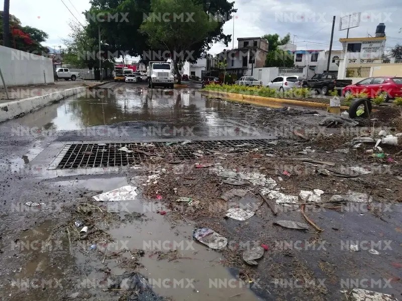 Tormenta en Tepic colapsa el pavimento en Av. de la Cultura