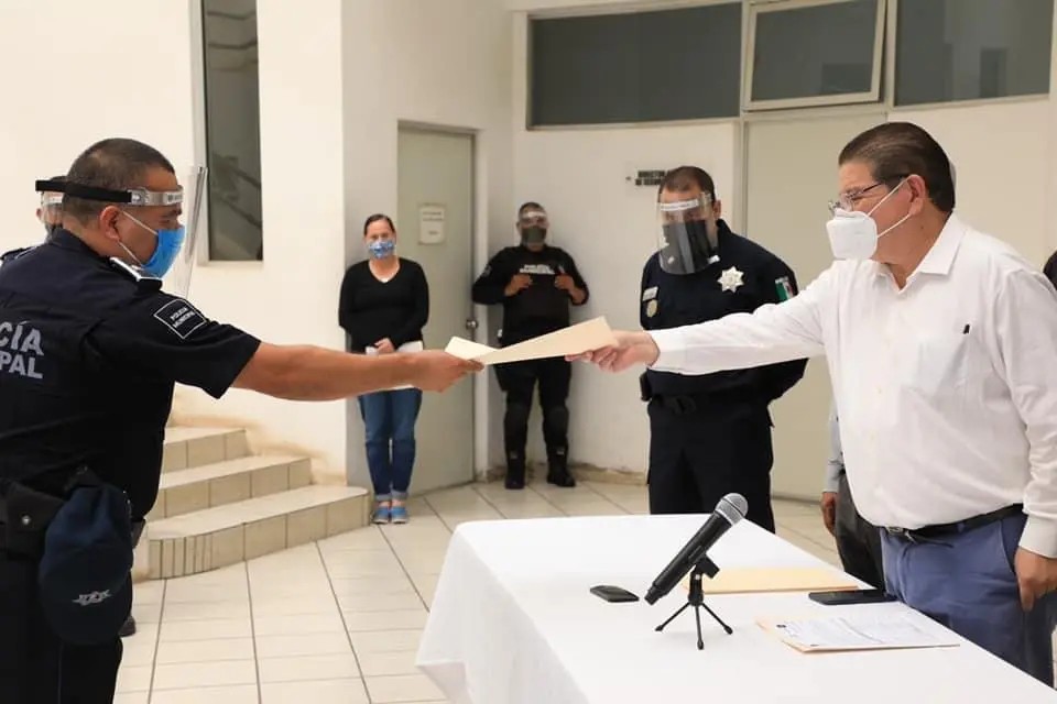 Tepic. Entrega Ayuntamiento bono de apoyo a Policías Municipales