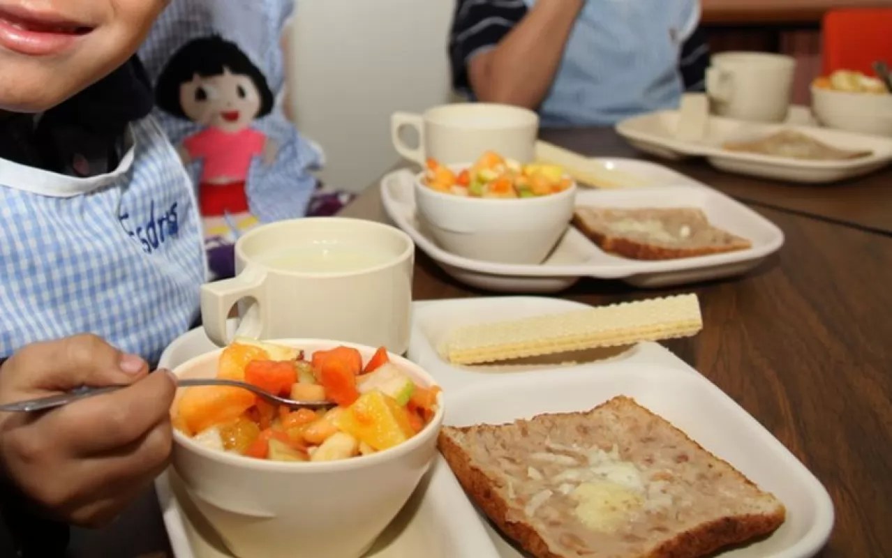 Proponen obligar a escuelas brindar desayunos y comidas gratuitos