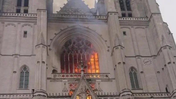 Arde en incendio la Catedral de Nantes en Francia