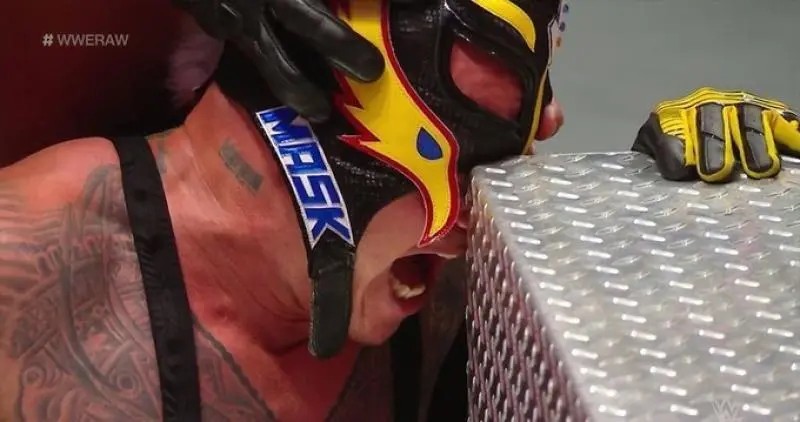 VIDEO: Rey misterio pierde el ojo en pelea de la WWE