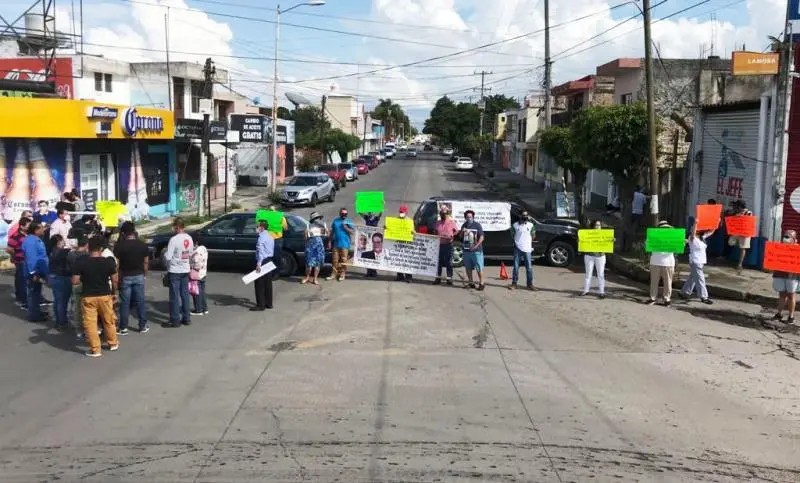 Tepic. Vecinos del Fraccionamiento Simancas se manifiestan contra obra de \"Estrella Blanca\"