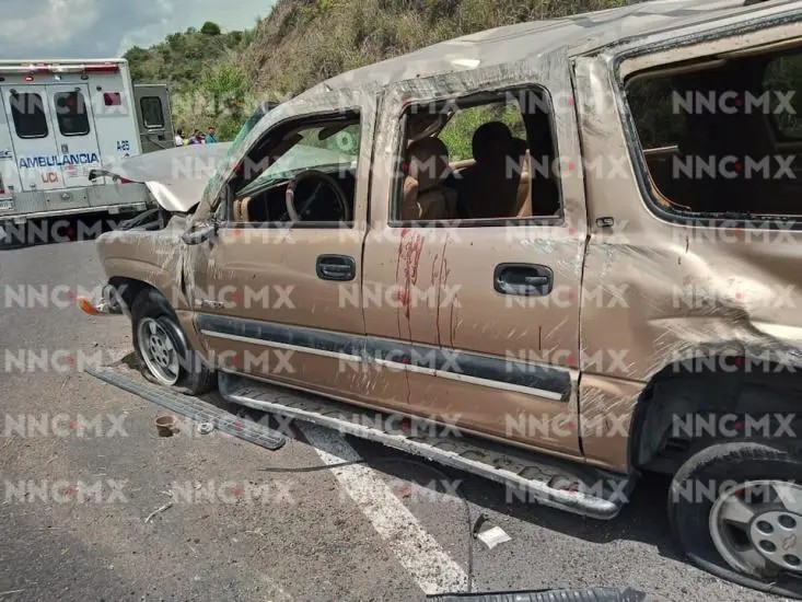 16 integrantes de una familia sufren volcadura hay varios heridos