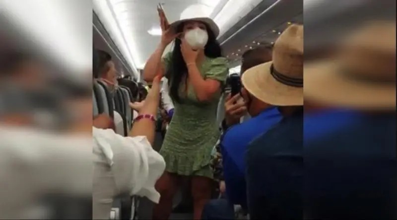#LadyCOVID: En aparente estado de ebriedad mujer retrasa vuelo y se vuelve viral