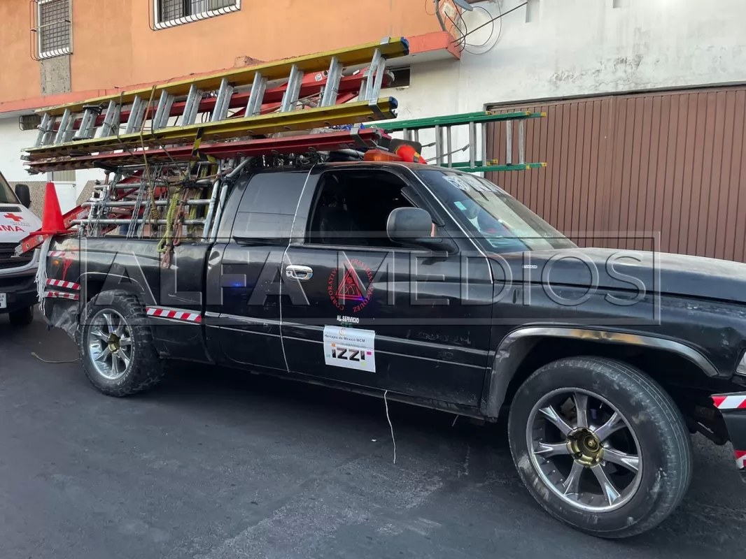 Caen de camioneta en movimiento