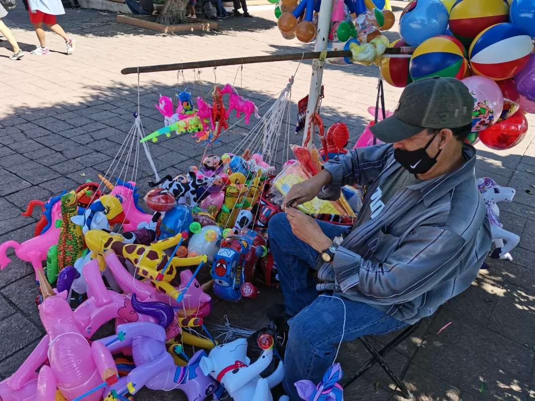 Llegó también la navidad para los globeros del centro de la ciudad