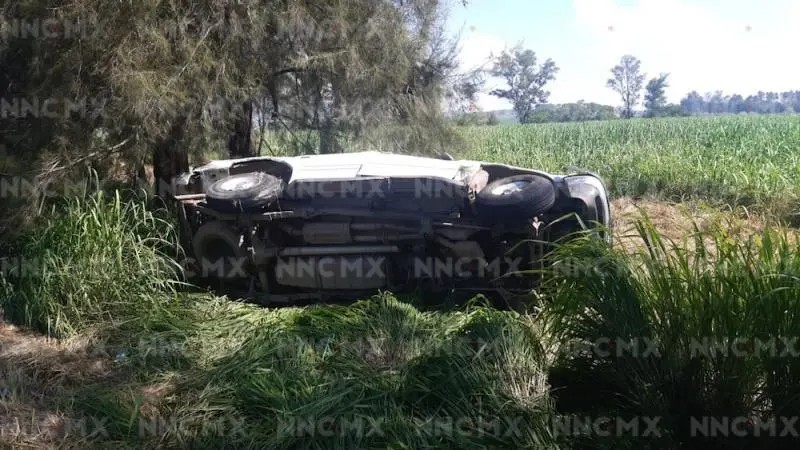 Nayarit. Vuelca Ford Explorer por la autopista cerca de San Cayetano
