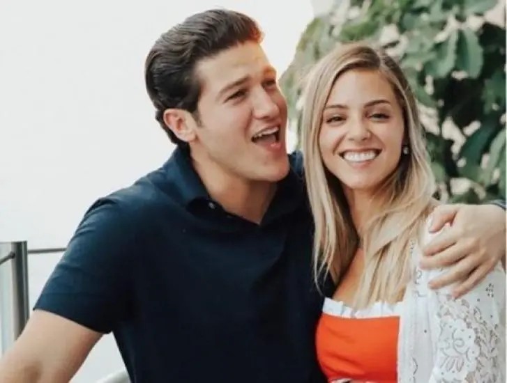 Samuel García es criticado tras acción machista contra su esposa