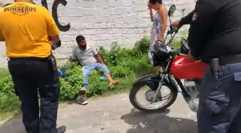 Motociclistas intentan darse a la fuga y terminan derrapando