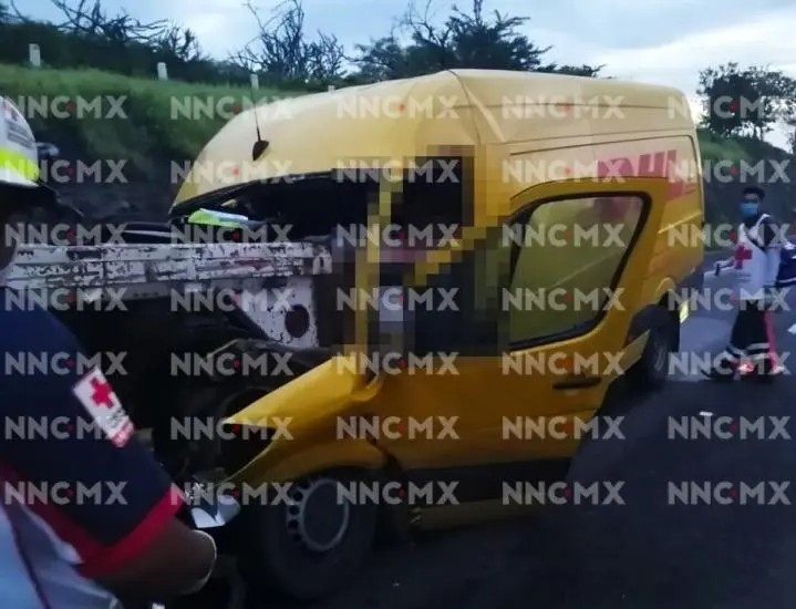 Chófer de Paquetería pierde la vida al impactarse contra tráiler
