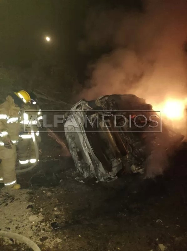 Bomberos del Estado atienden volcadura e incendio de vehículo en el municipio de Compostela