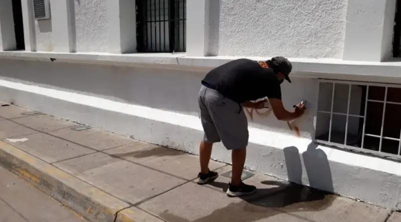 Escuinapa. Policía Municipal detiene a joven que grafiteó Palacio Municipal