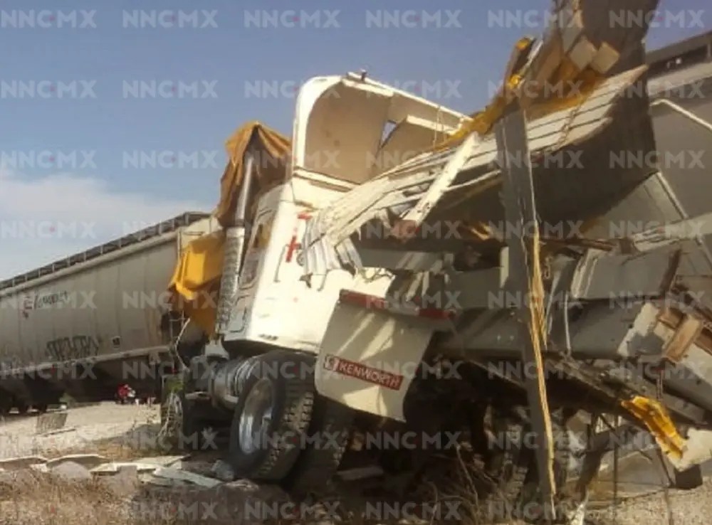 Sinaloa. Dos lesionados tras accidente de torton con ferrocarril en Copales