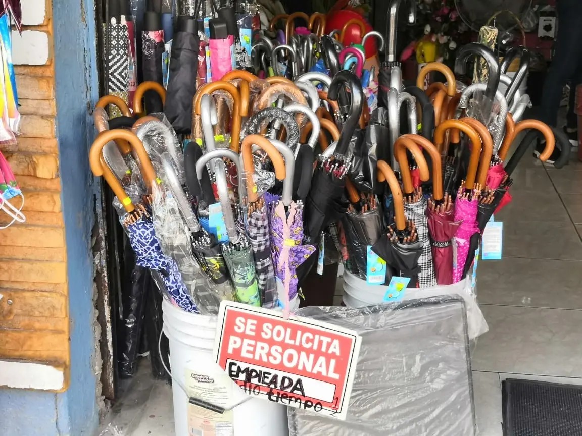 Tepic. Comerciantes inician ventas de artículos para temporada de lluvias