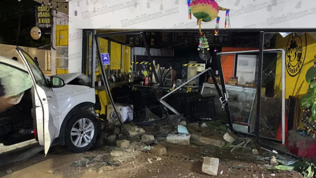 ¡camioneta chocó contra cafetería!