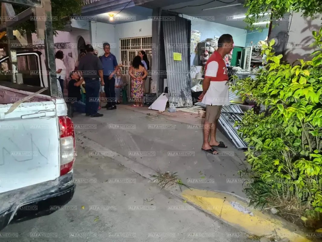 Ebrio en camioneta al servicio de izzi se mete a negocio