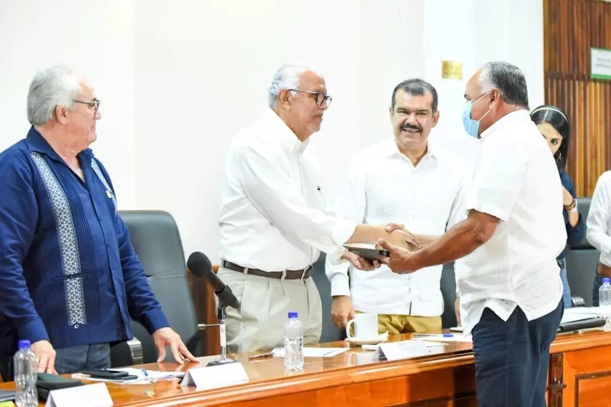 Entregan 59 permisos de transporte público