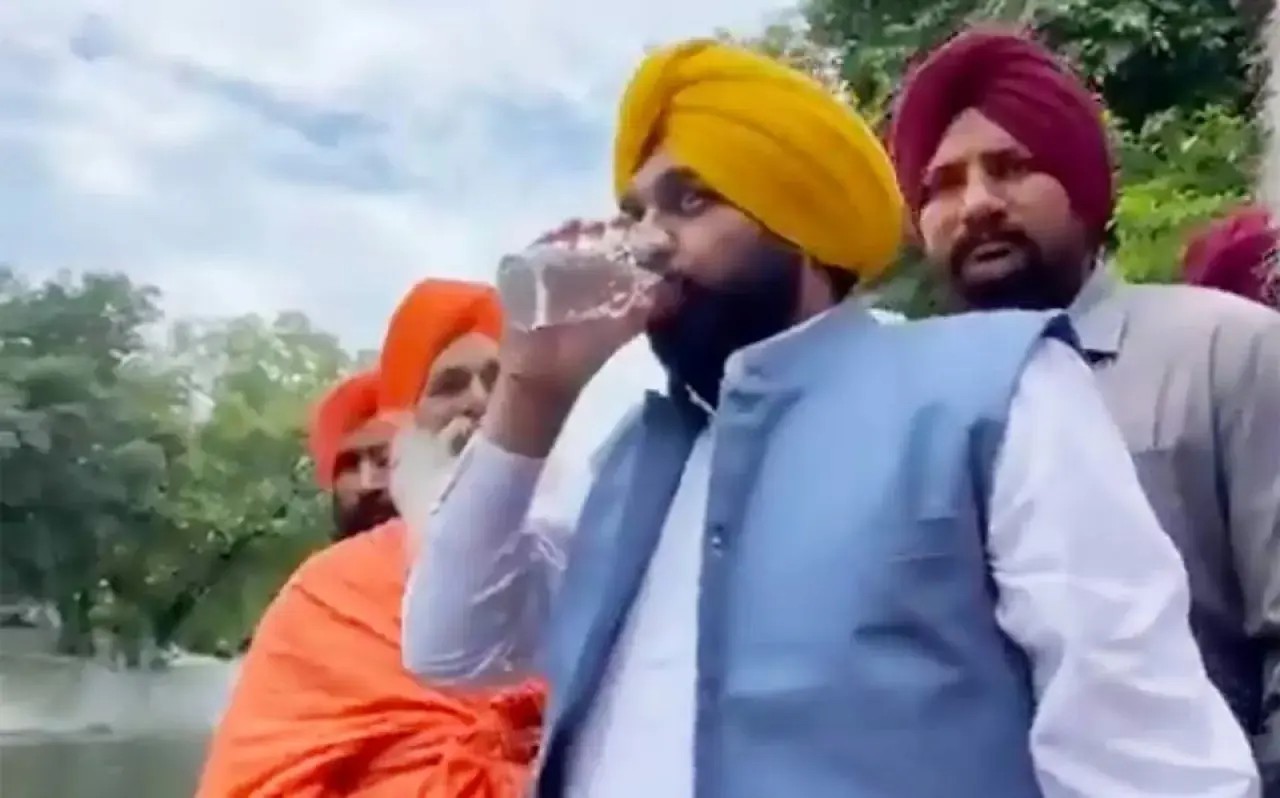 Primer ministro indio bebe agua de \"rio sagrado\" y termina hospitalizado