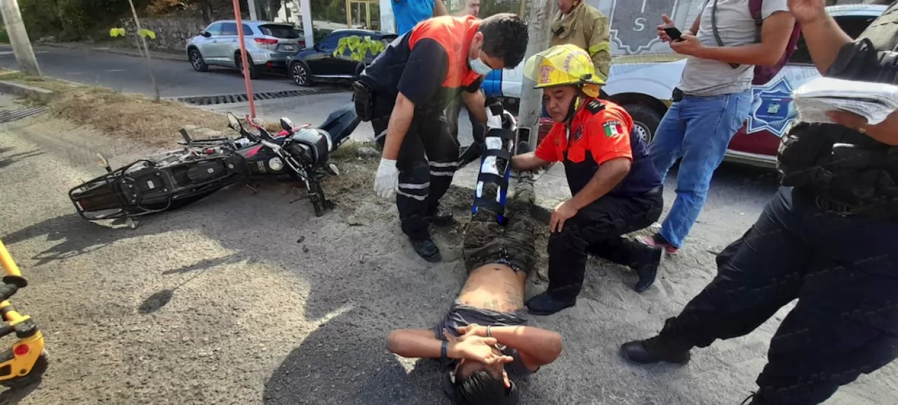 ¡que dolor, se fracturó el pie de un motociclista!