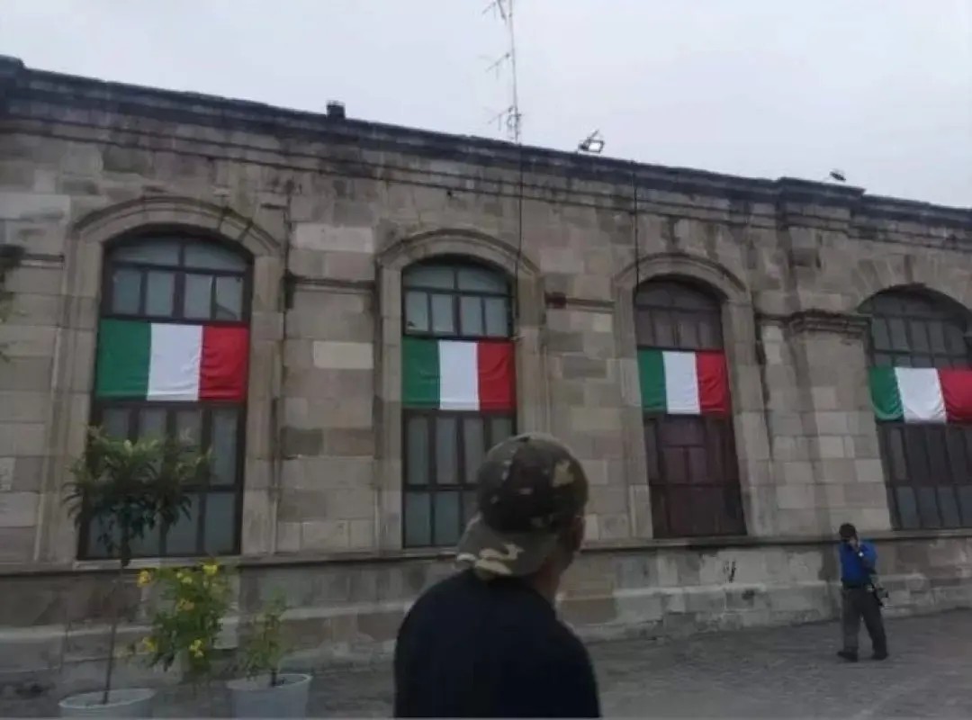 Modifica ayuntamiento de Tepic la bandera de México