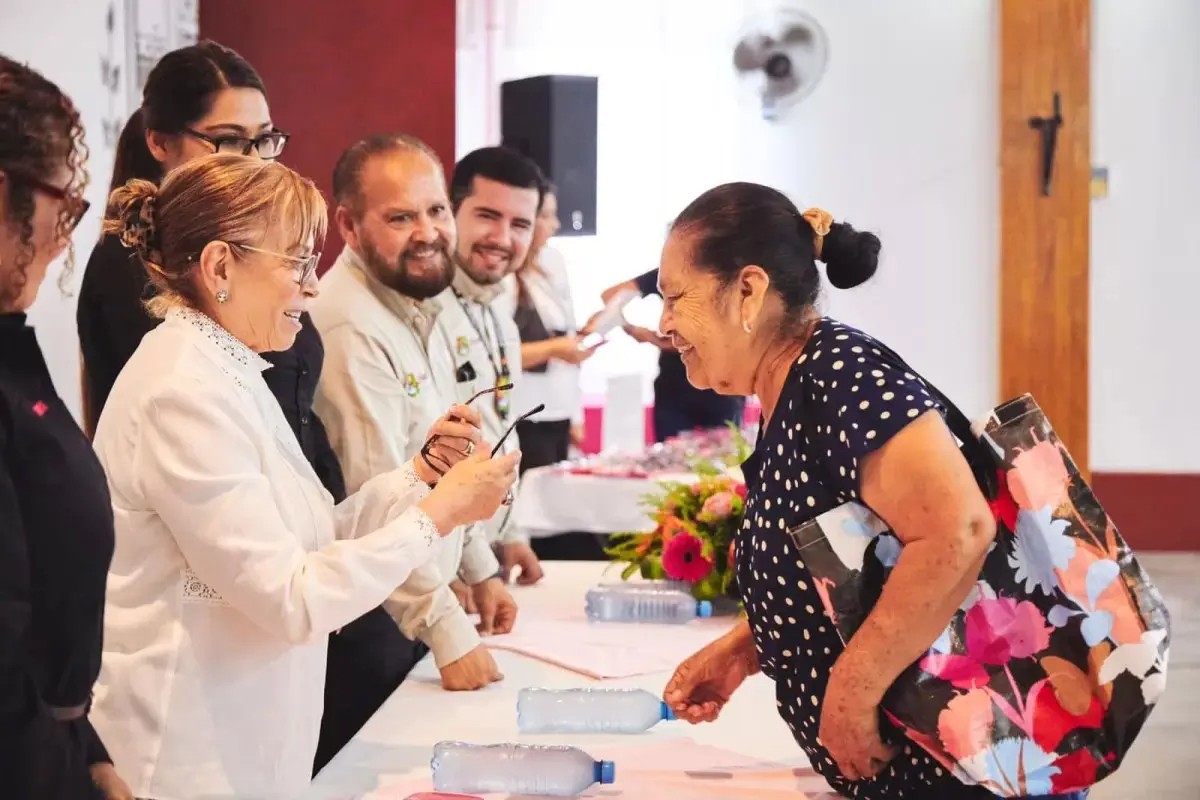 Entrega DIF Nayarit anteojos a habitantes de Jala