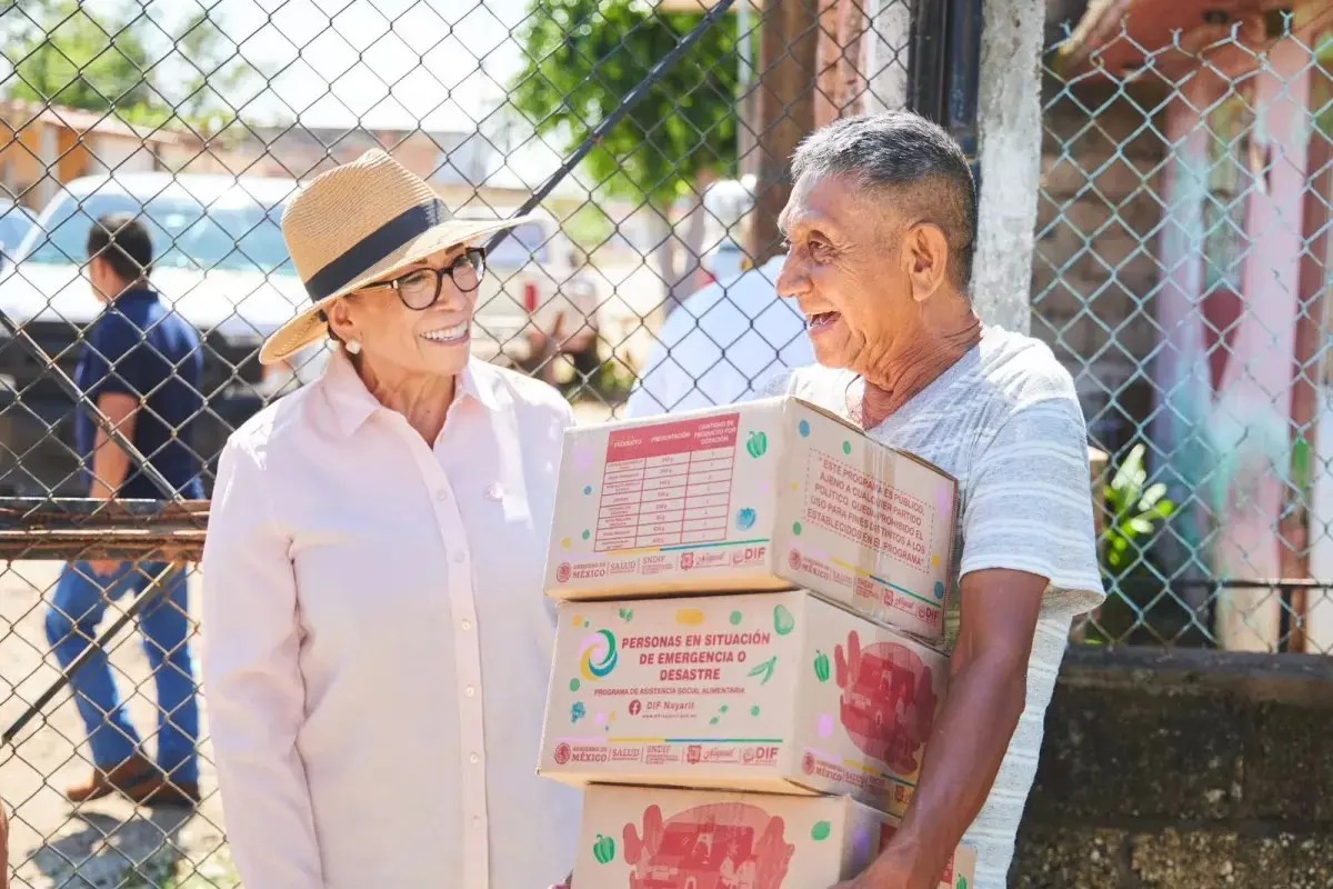 Lleva DIF Nayarit apoyos a familias damnificadas por Roslyn en Santiago Ixcuintla