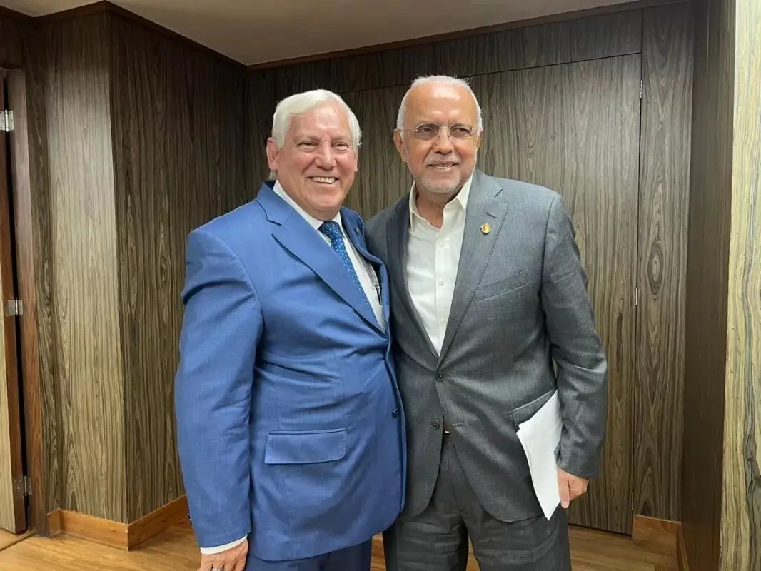 Dialoga Navarro Quintero con Victor Villalobos