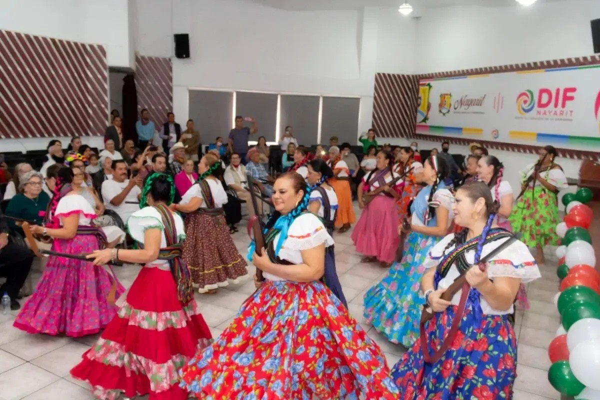 Alegría y diversión durante la fiesta mexicana de Casa del Abuelo