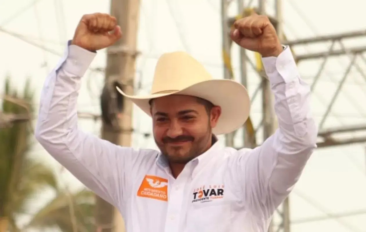 Reinstalan a José Luis Tovar como alcalde de Tuxpan