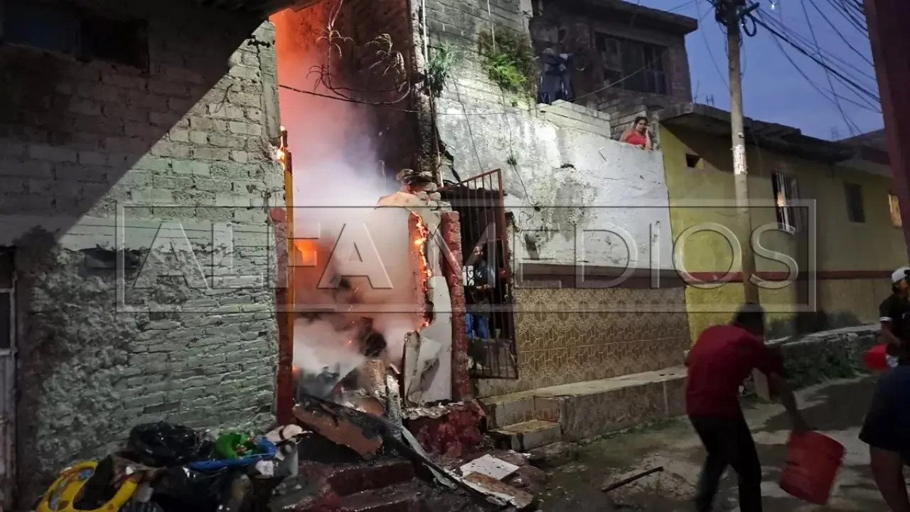 Arrasa incendio con una casa en la Acayapan