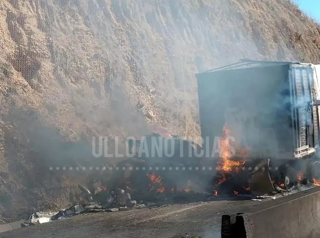 Trailero saca del fuego de un trailer a su familia