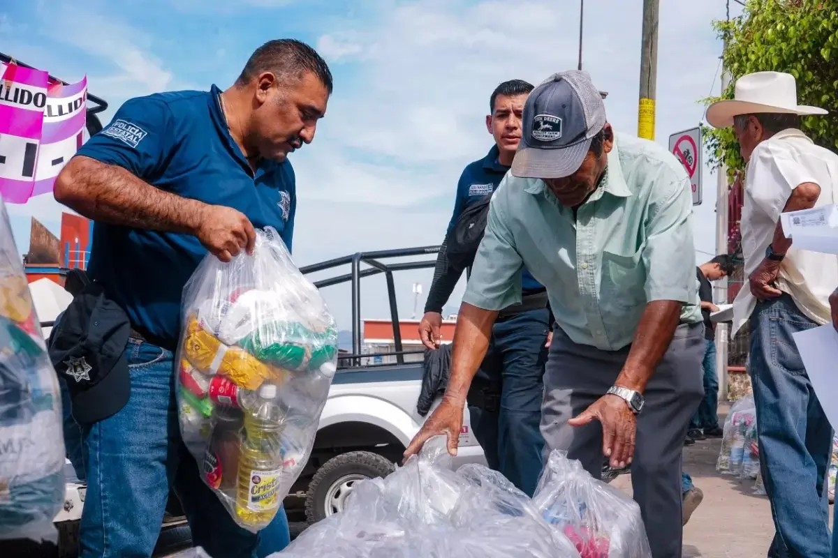 Entregan apoyos a trabajadores y jubilados del Ingenio de Puga