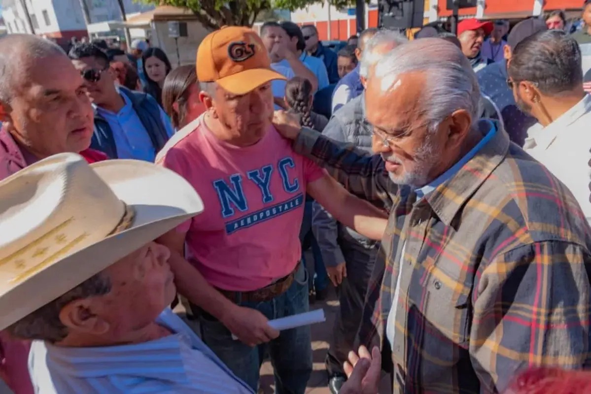 Entregan apoyos a trabajadores del ingenio de Puga