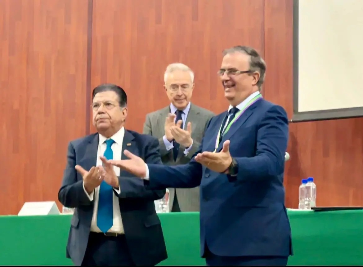 Recibe Ebrard doctorado Honoris Causa