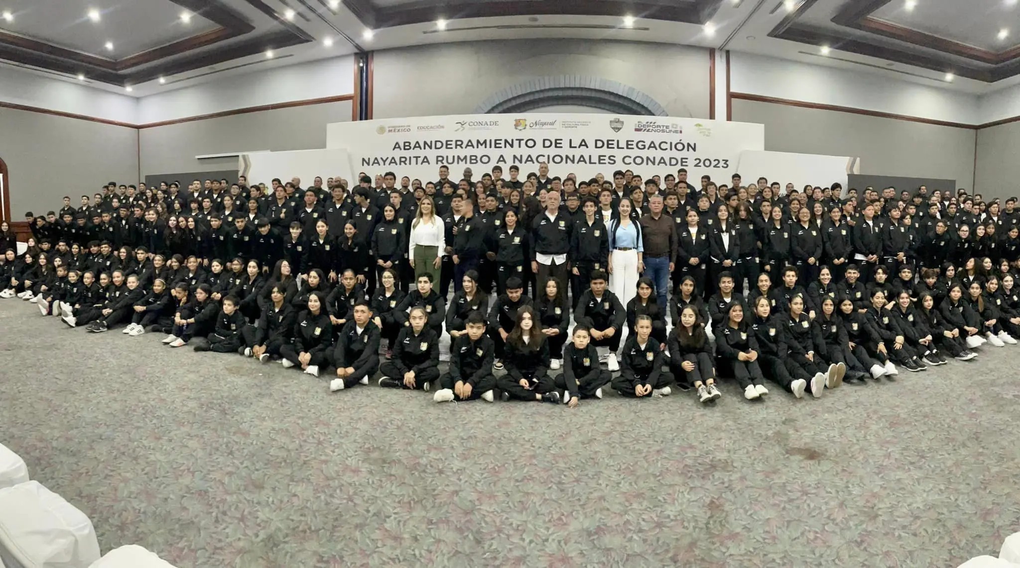 Abandera Navarro Quintero a deportistas