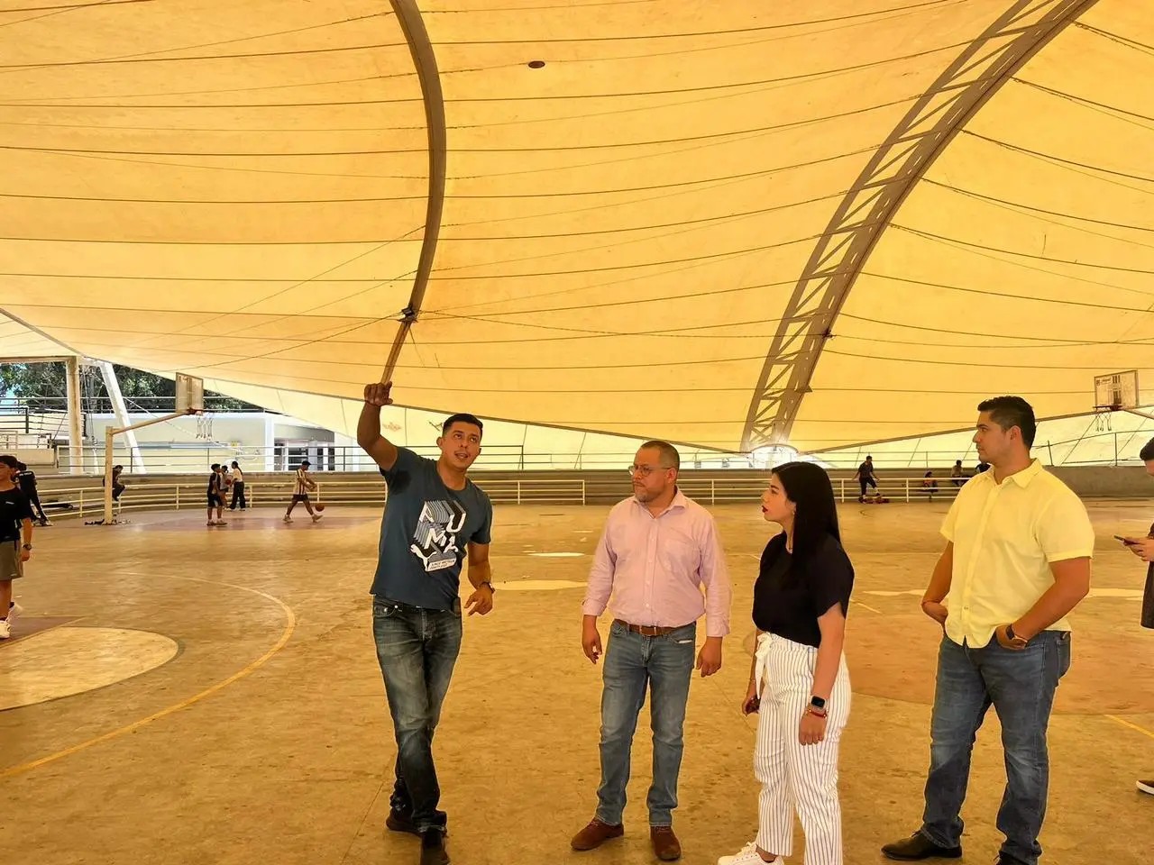 Dan mantenimiento a espacios deportivos