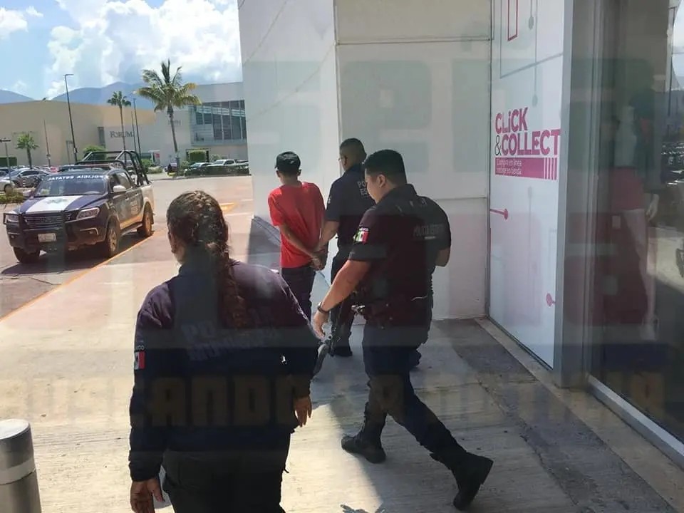 Se les ocurrió robar en Liverpool y uno es detenido