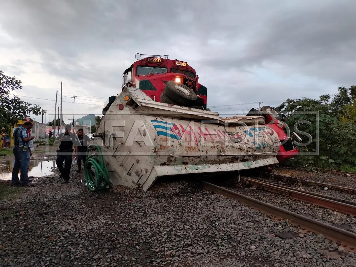 Impacta tren con pipa en la Tierra y Libertad