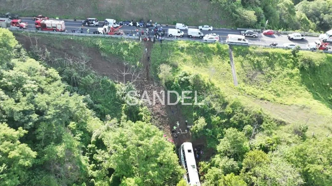 Lista de 23 personas lesionadas en el accidente del camión desbarrancado en Nayarit