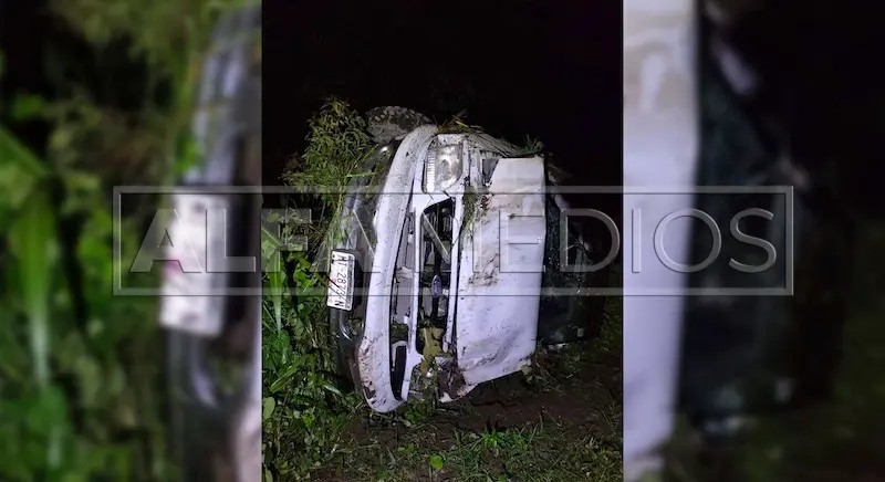 Volcadura de una camioneta en la Carretera Tepic-Puerto Vallarta