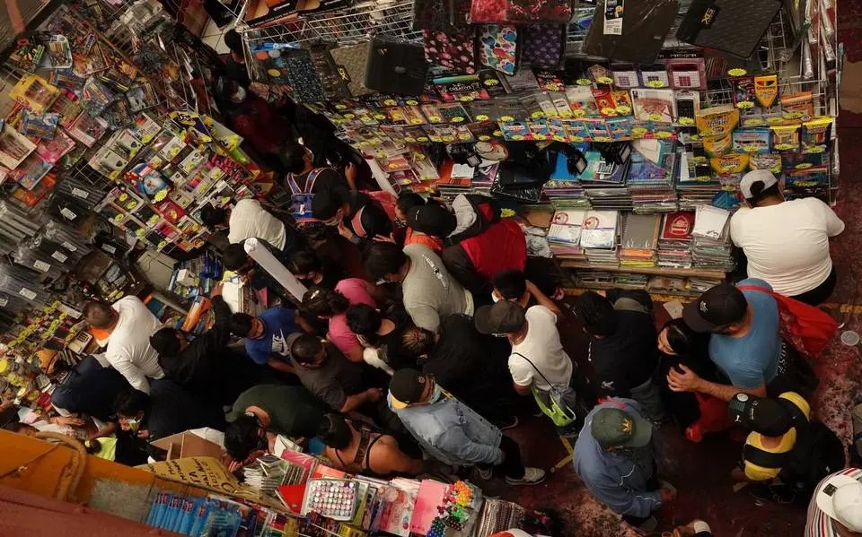 Protestan padres de familia por costosas demandas en escuelas públicas de Nayarit