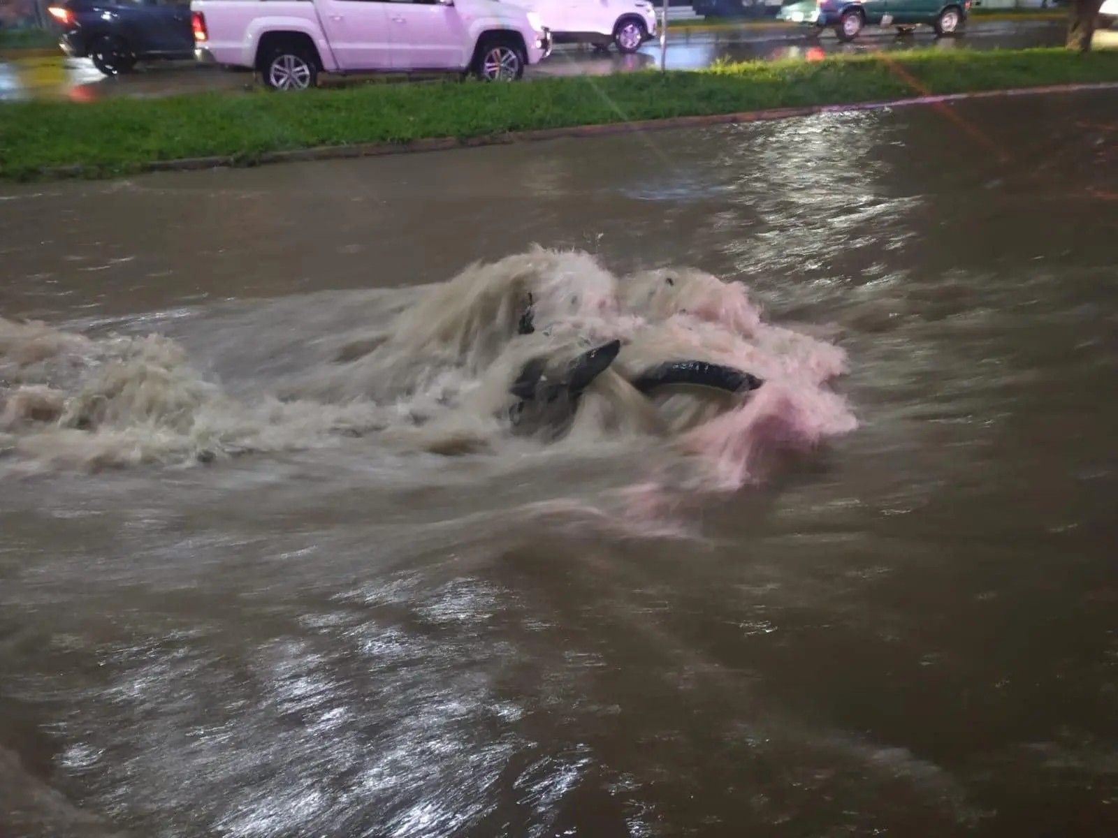 Joven sobrevive a ser arrastrado por la corriente durante fuertes lluvias en Xalisco