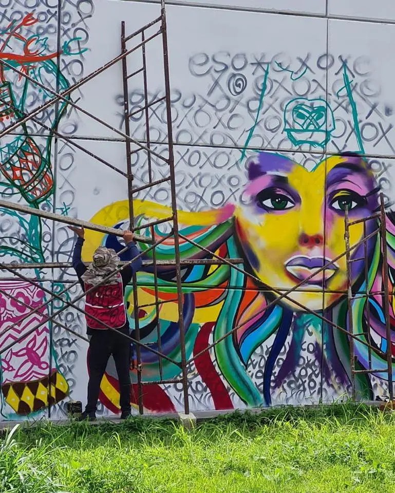 Transforman espacios públicos en murales