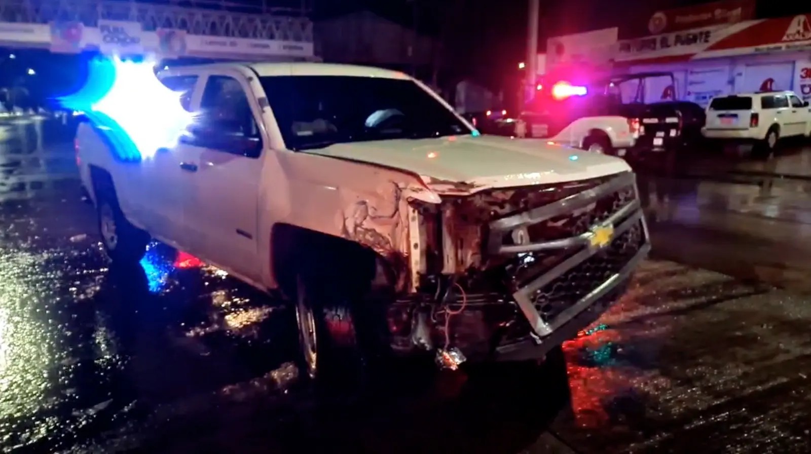 Vehículo de la fiscalía provoca accidente en la Boulevard Tepic-Xalisco